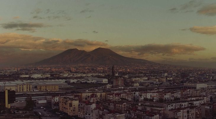 Toàn cảnh thành phố Naples - Ảnh cắt từ trailer Toàn cảnh thành phố Naples - Ảnh cắt từ trailer