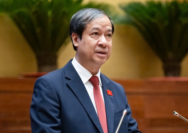 nguyen-kim-son-1731116407569353212299 Bộ trưởng Nguyễn Kim Sơn trình Quốc hội loạt chính sách mới về lương, tuổi nghỉ hưu của nhà giáo - Ảnh 1.